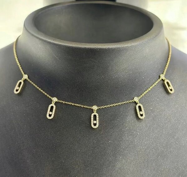 Collier en or avec pendentifs