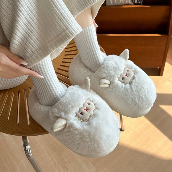 Домашяя тапочка «Овечка». Мягкая,пушистая и очень теплая.)