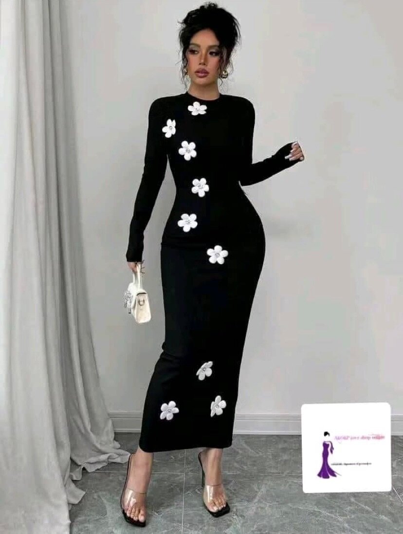 Robe noire élégante à fleurs