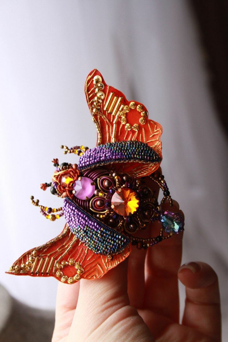 Брошь в виде жука.