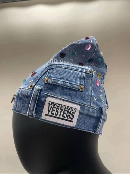 Bonnet en jean orné de strass