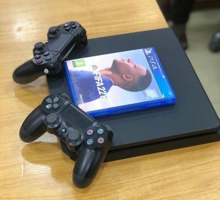 Ps4 avec deux manettes et 1 Cd