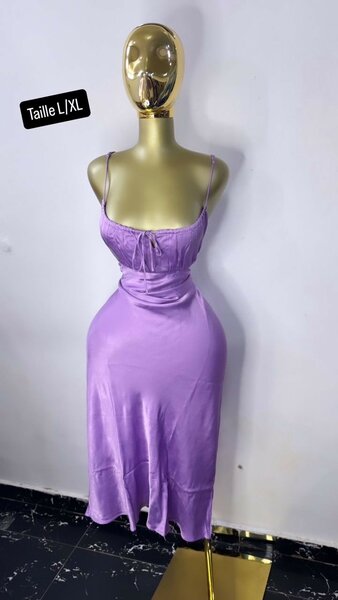 Robe satinée violette élégante