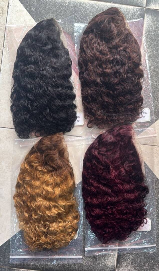 Perruque bouclée colorée