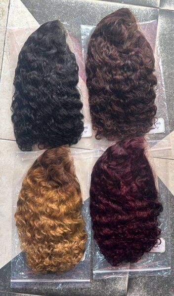 Perruque bouclée colorée