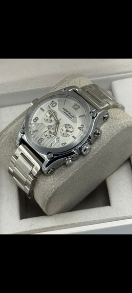 Montre bracelet acier luxueuse
