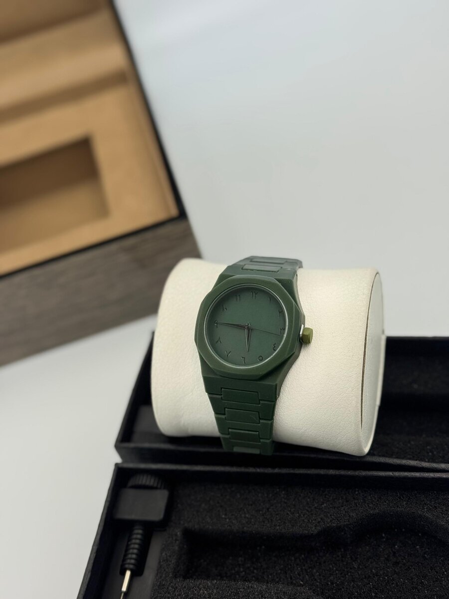 Montres élégantes et colorées