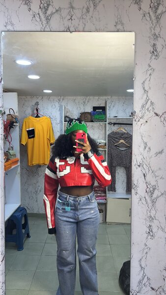 Veste courte en cuir rouge