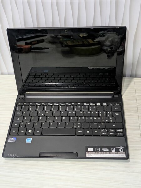 Atom acer