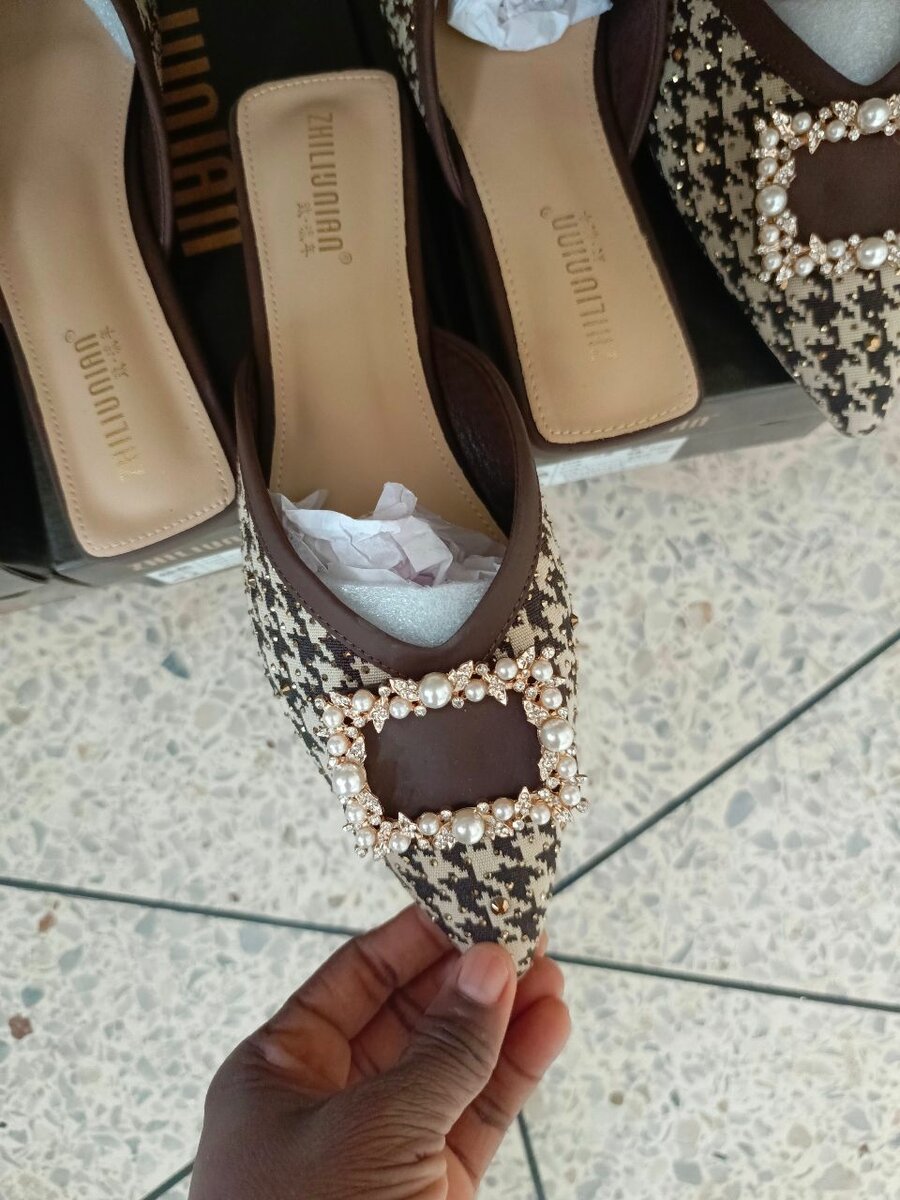 Babouche chic à boucle perlée