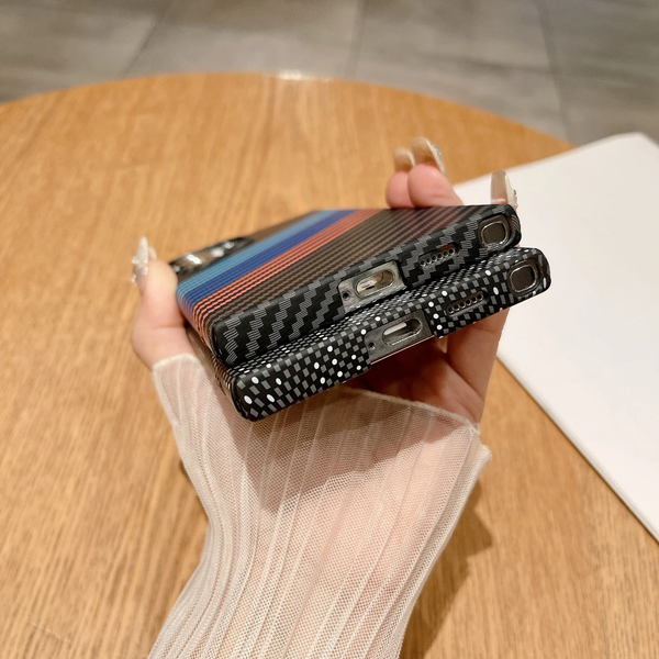 Coque ultra-fine en fibre de carbone