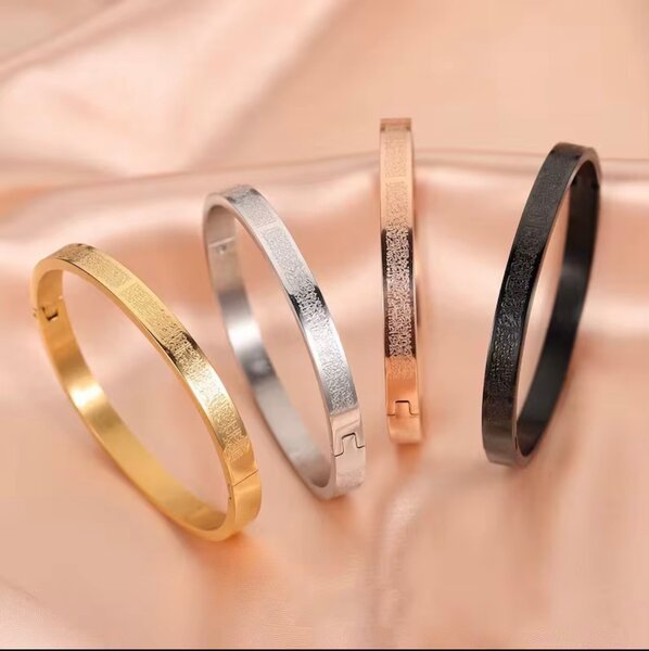 Bracelet en métal couleur or