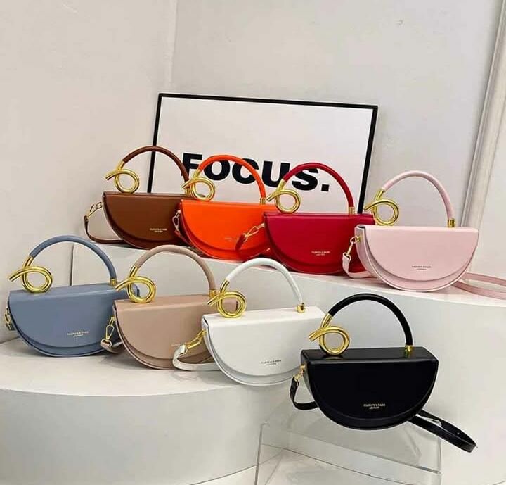 Sac à main demi-lune élégant