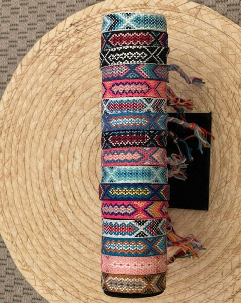 Bracelets en macramé colorés