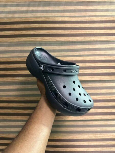 Sandales et sabots modernes