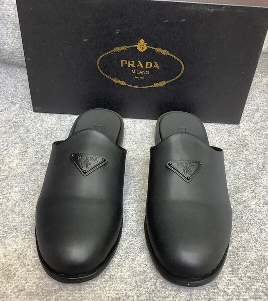 Mules en cuir noir Prada