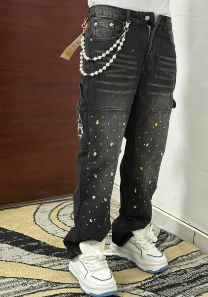 Jeans tendance avec chaîne décorative