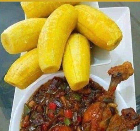 Plat de plantains et poulet