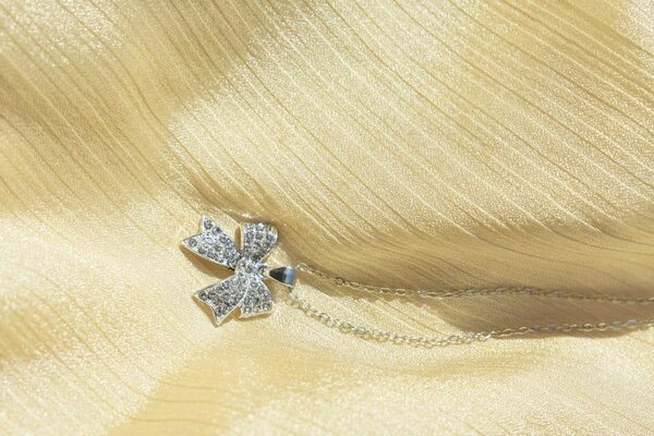 Bow pendant