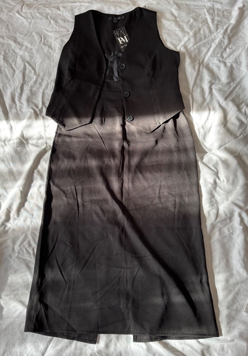 Костюм-двойка новая (жилет и юбка) S и М размеры