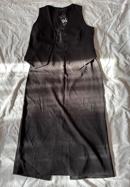 Костюм-двойка новая (жилет и юбка) S и М размеры