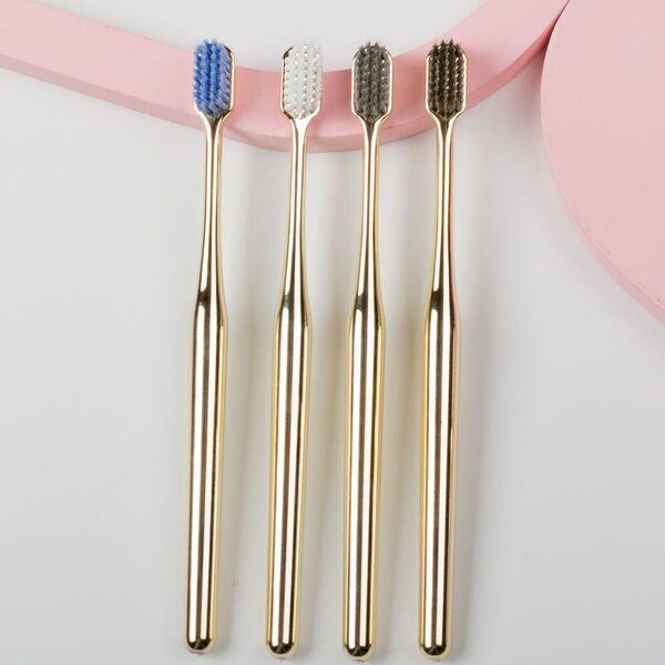 Зубные щетки в золотом дизайне