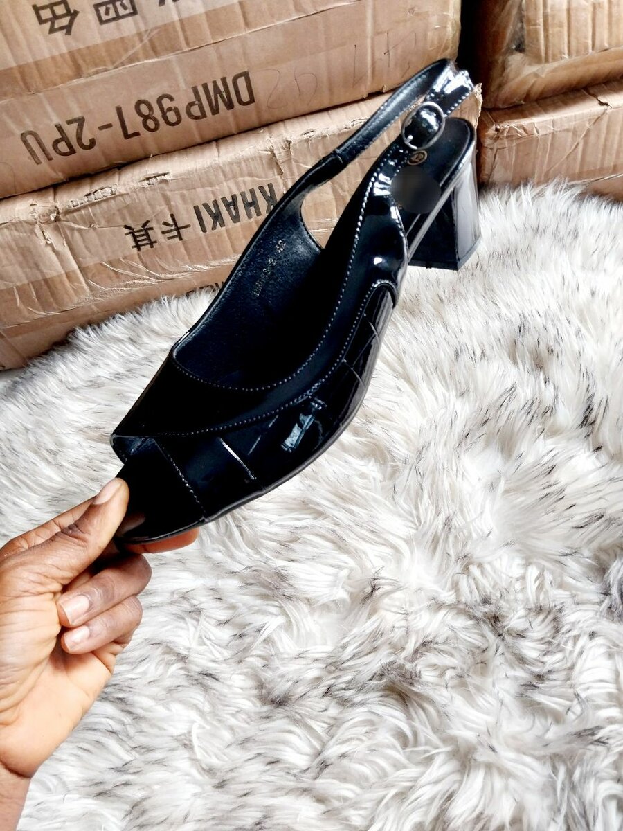 Sandales à talons ouverts vernis