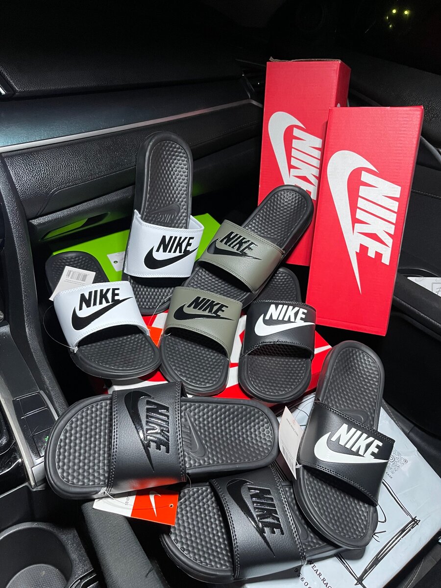 Nike Benassi Slides