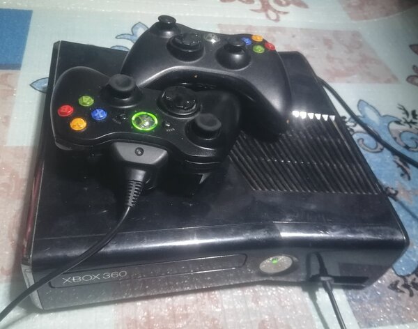Console Xbox 360 avec manettes