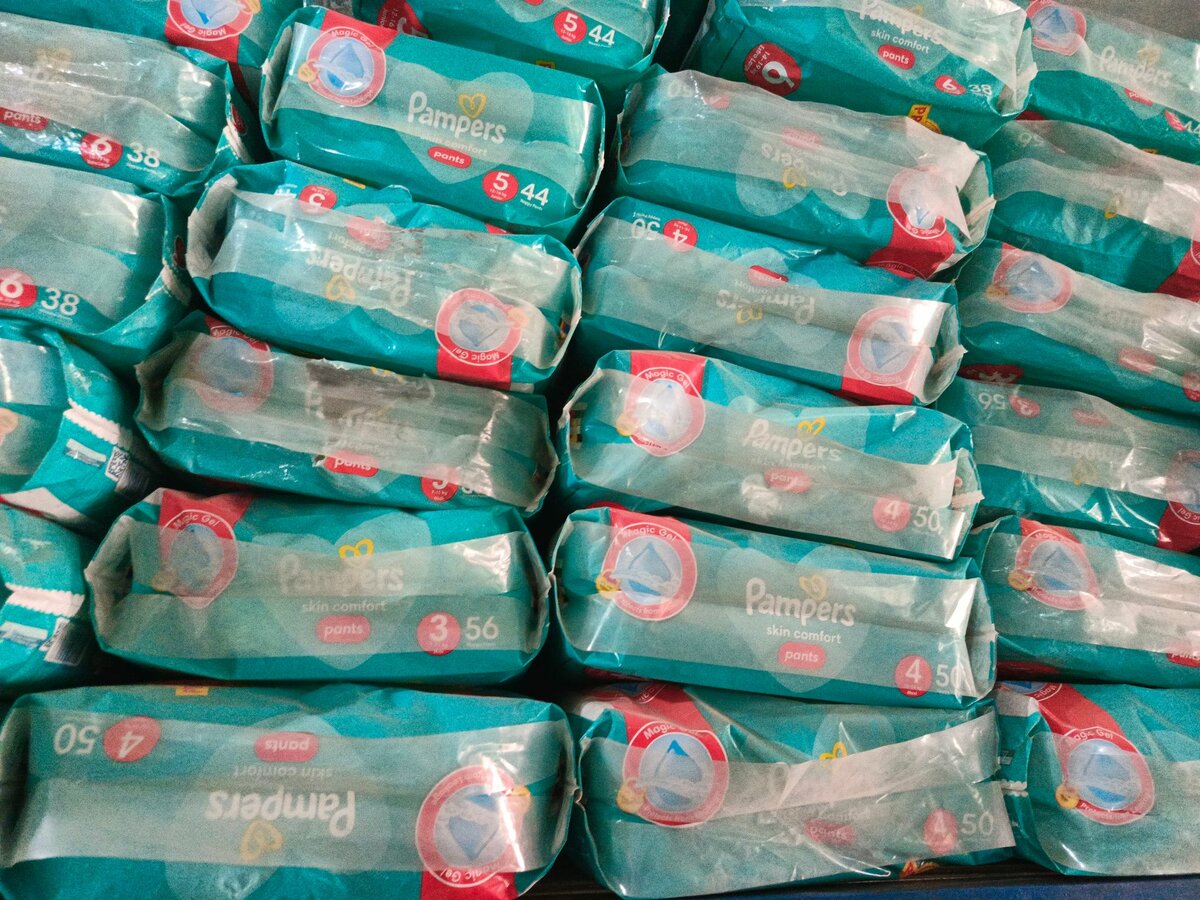 PAMPERS Diaper