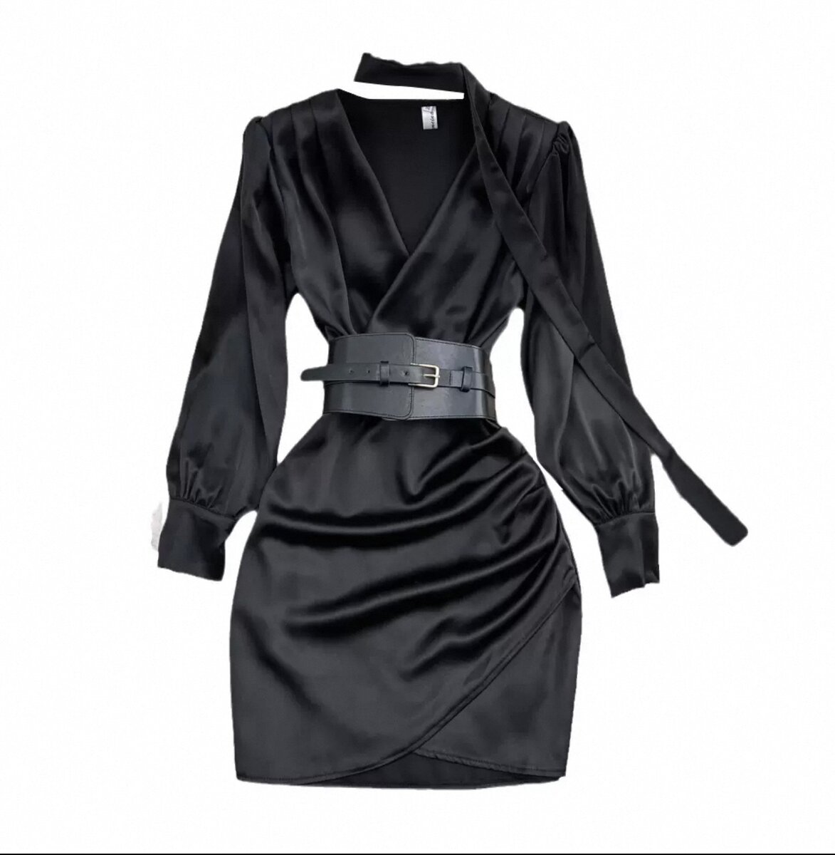 Платье из атласного материала