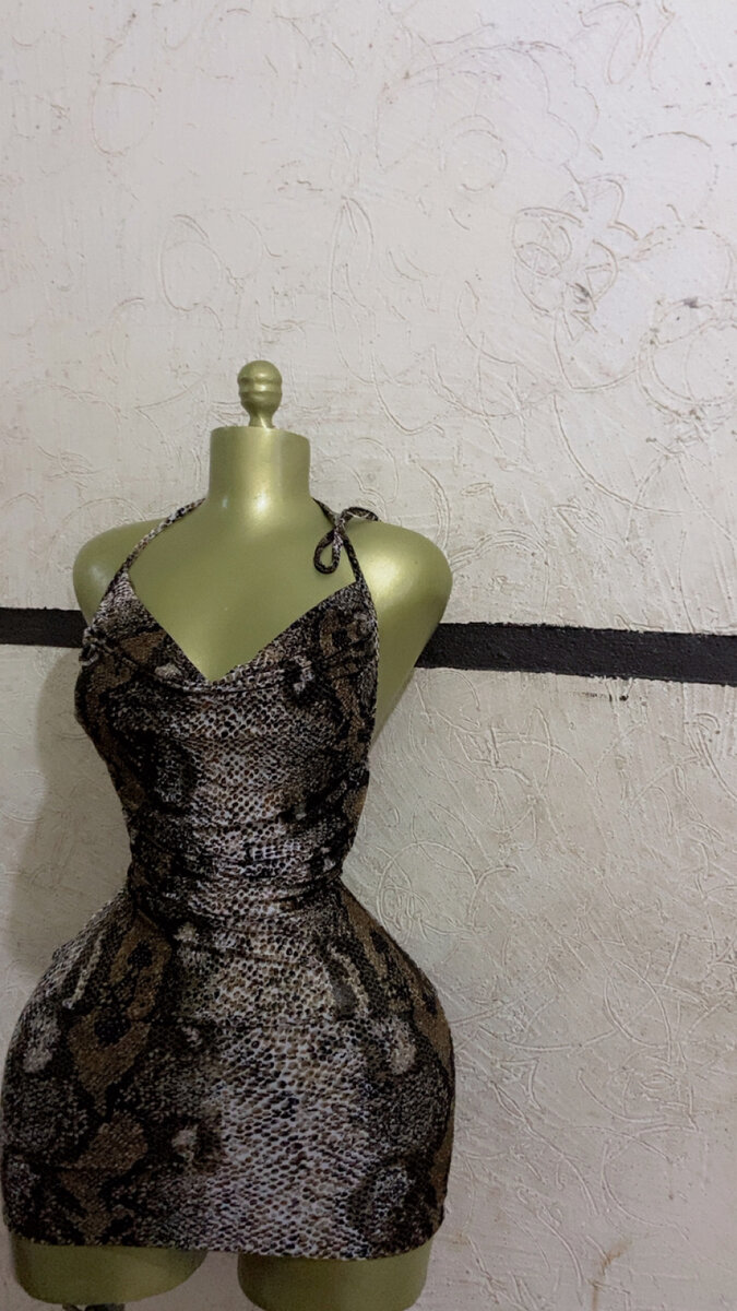 Robe courte serpent évasée