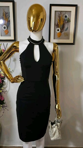 Robe Noire Évasée Élégante