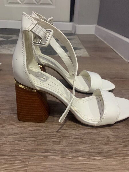 Босоножки от Bershka.