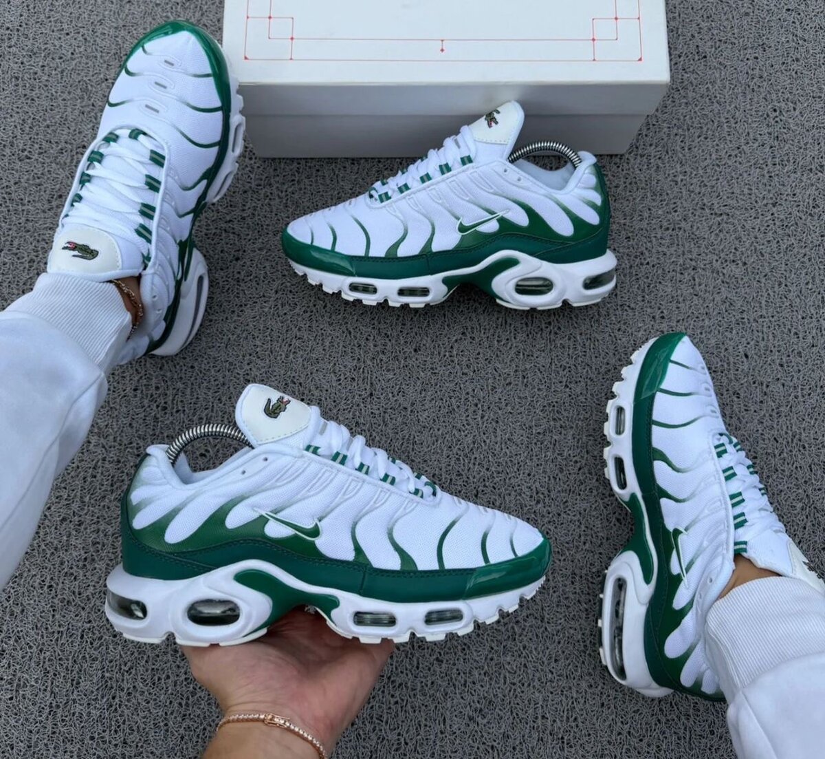 Baskets Air Max blanches et vertes