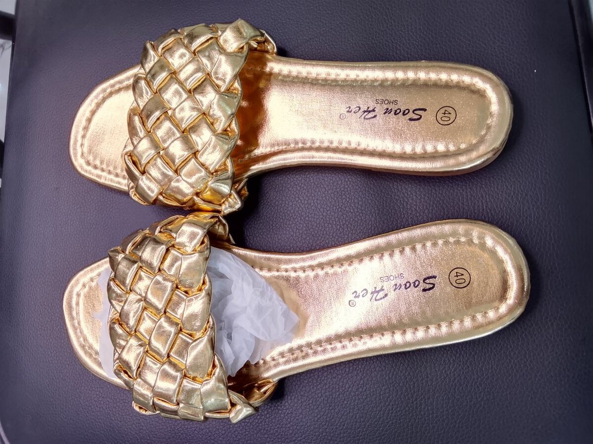 Sandales dorées tressées élégantes