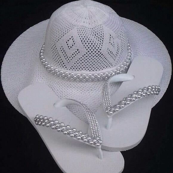 Chapeau et Tongs d'Été Blancs