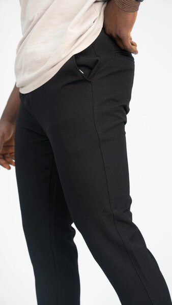 Pantalon slim noir homme élégant