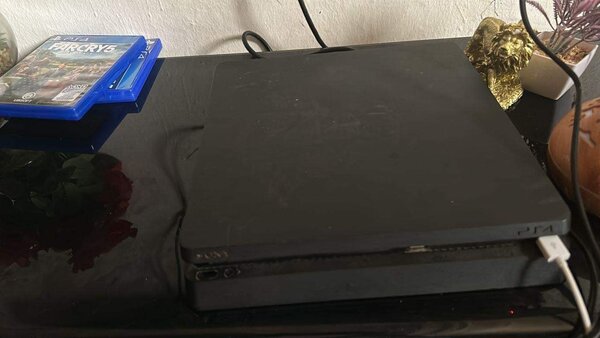 PS4 avec deux Mannettes