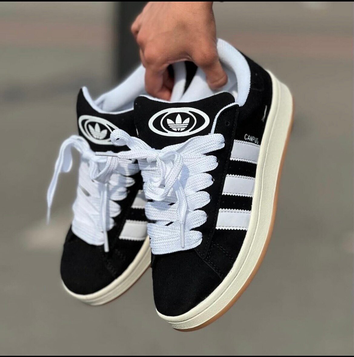 Baskets noires et blanches tendance