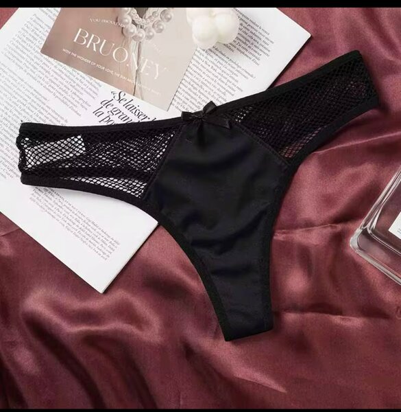 Strings en dentelle colorés