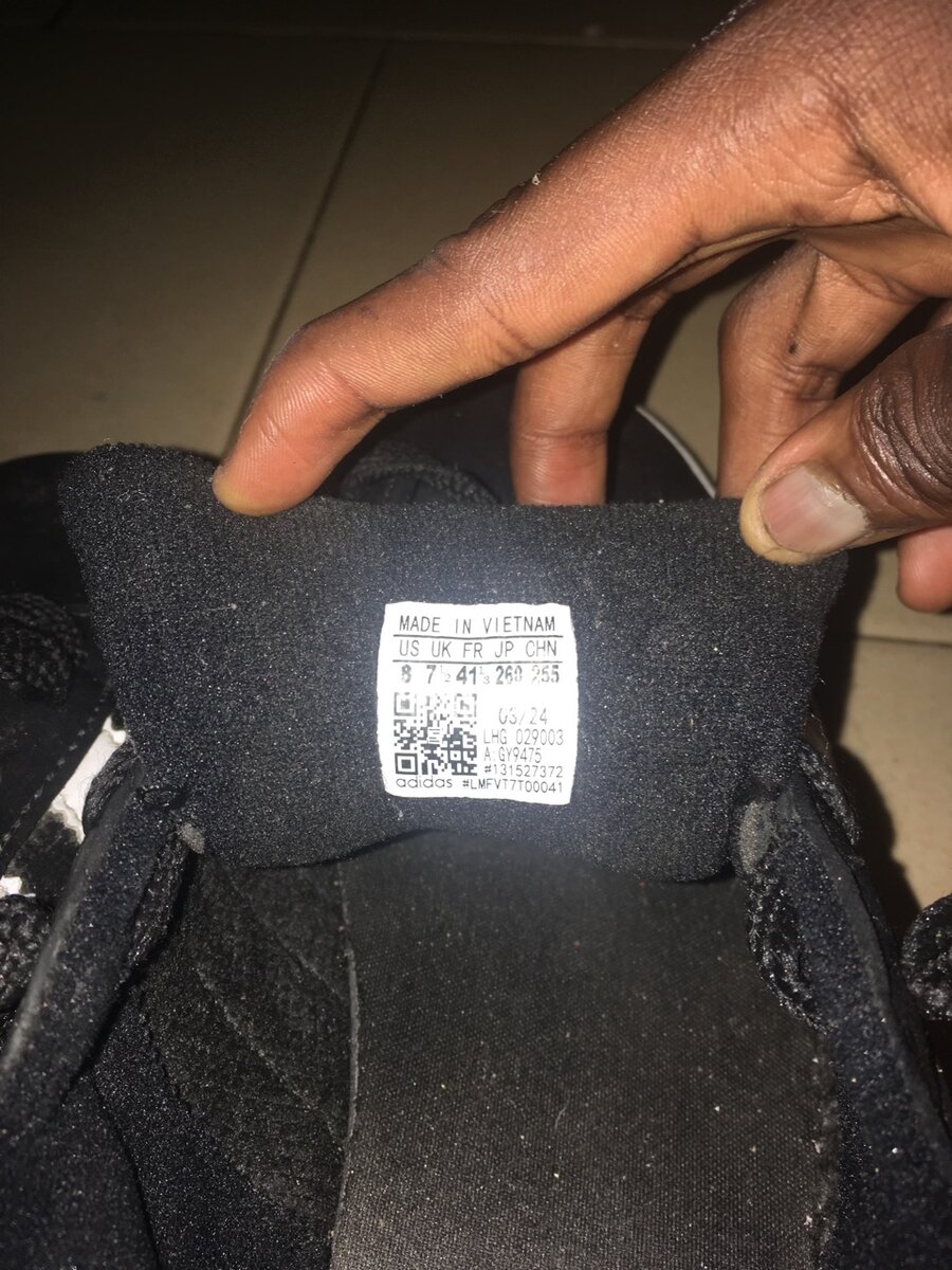 Chaussures de sport noires Adidas