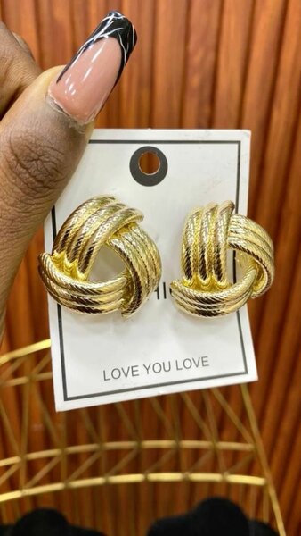 Boucles d'oreilles dorées élégantes