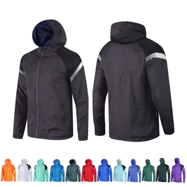 Спортивный костюм, дождевик.