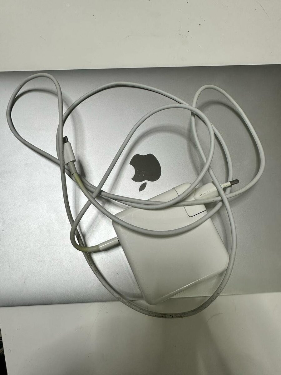 MacBook Pro avec chargeur