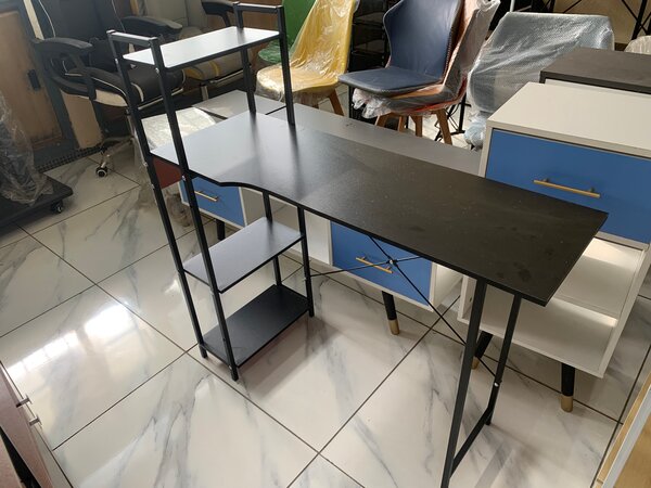 Bureau moderne avec étagères