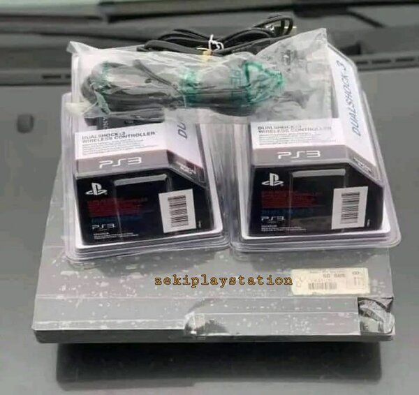 CONSOLE PS3 AVEC 2 MANETTES