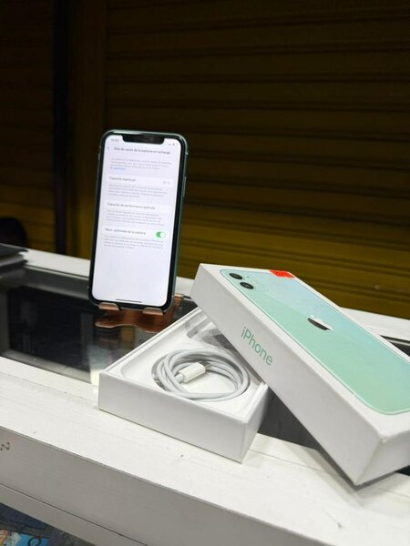 iPhone 11 128 giga très neuf