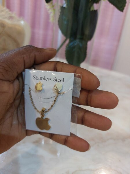 Single necklaces and necklace with earring set