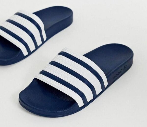 Claquettes bleu marine classiques